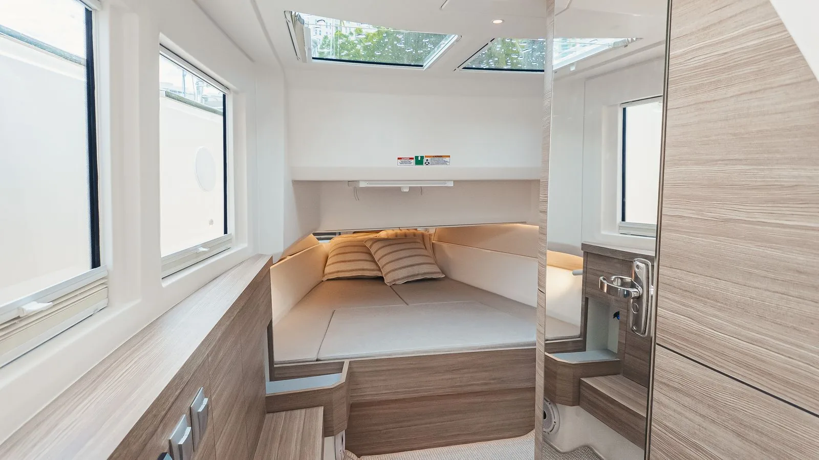 Intérieur cabine du Saxdor 400 GTS, salon feutré pour la location yacht en Bretagne