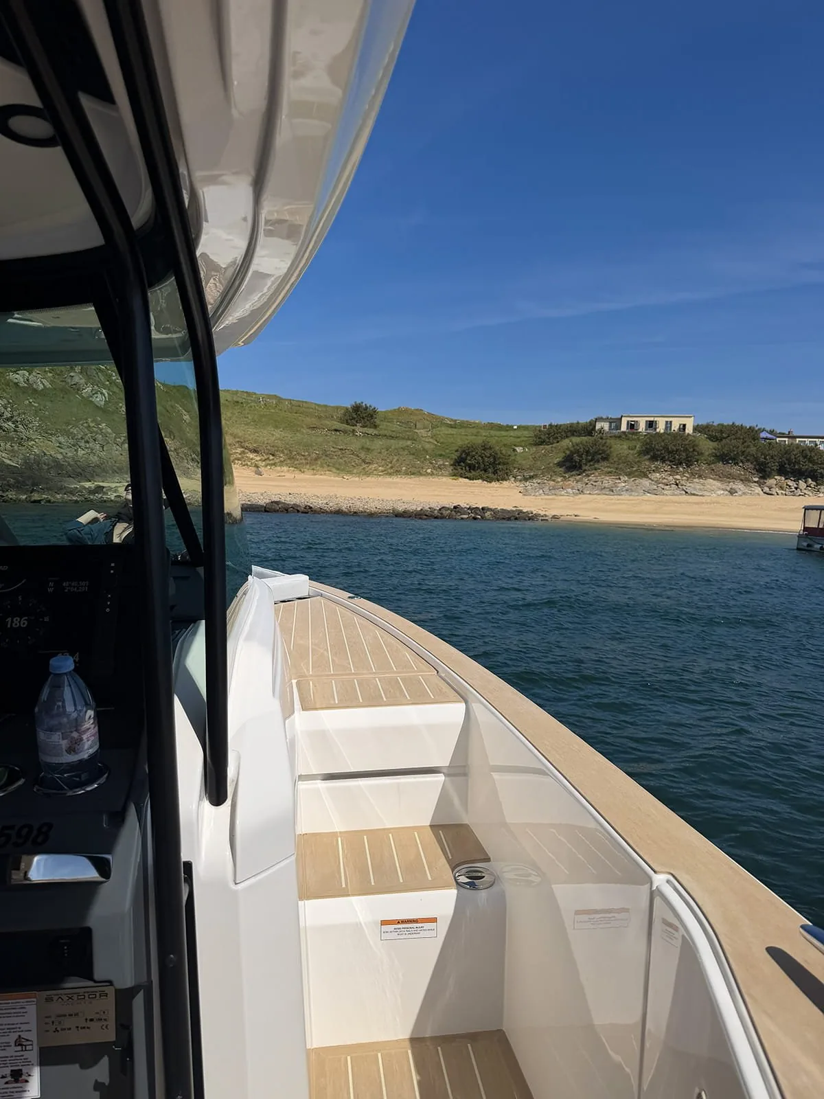 Pont avant du Saxdor 400 GTS, bain de soleil pour un EVJF en yacht à Saint-Malo