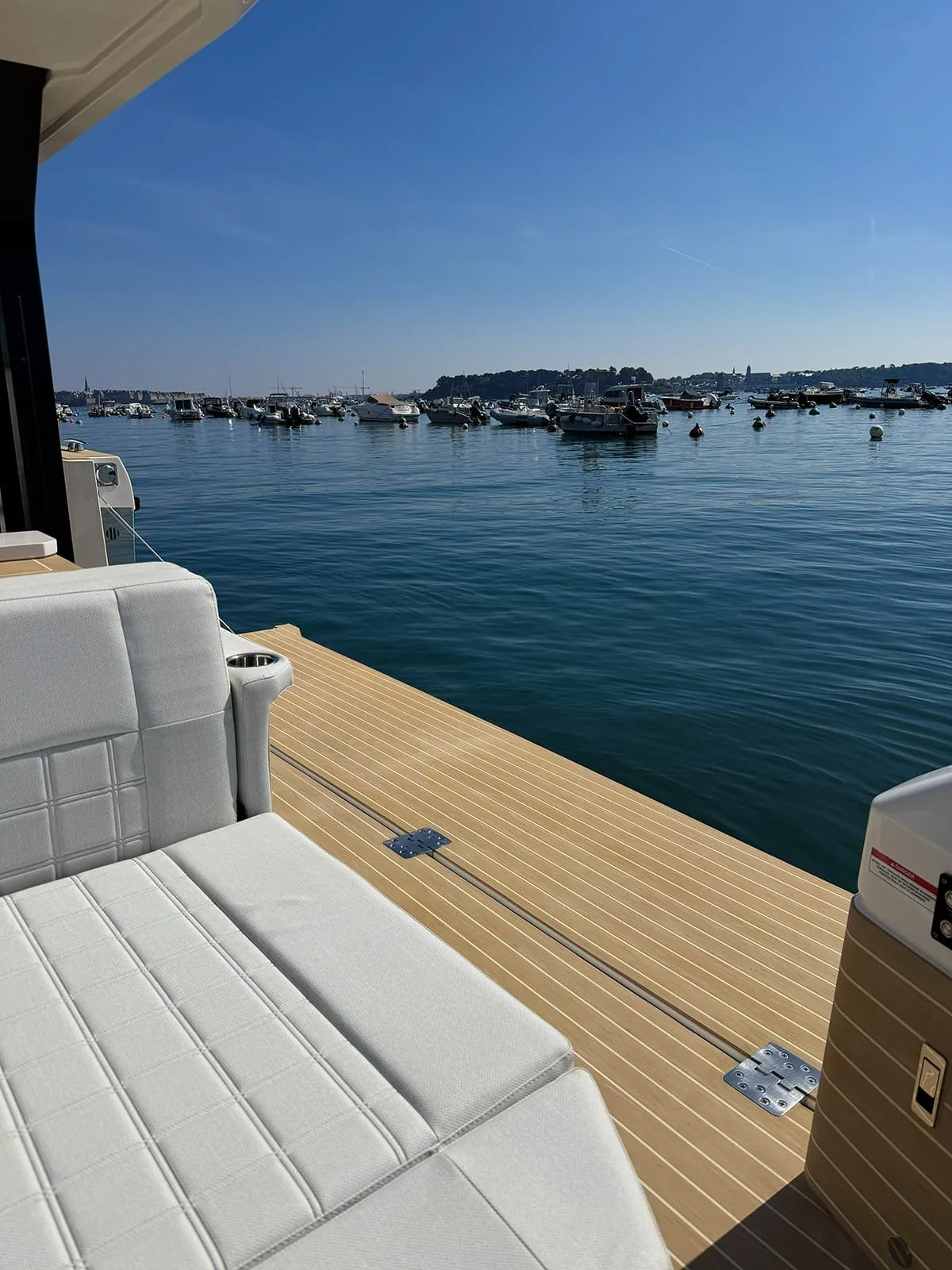 Saxdor 400 GTS au front de mer de Dinard, week-end en yacht depuis Paris sur la Côte d'Émeraude