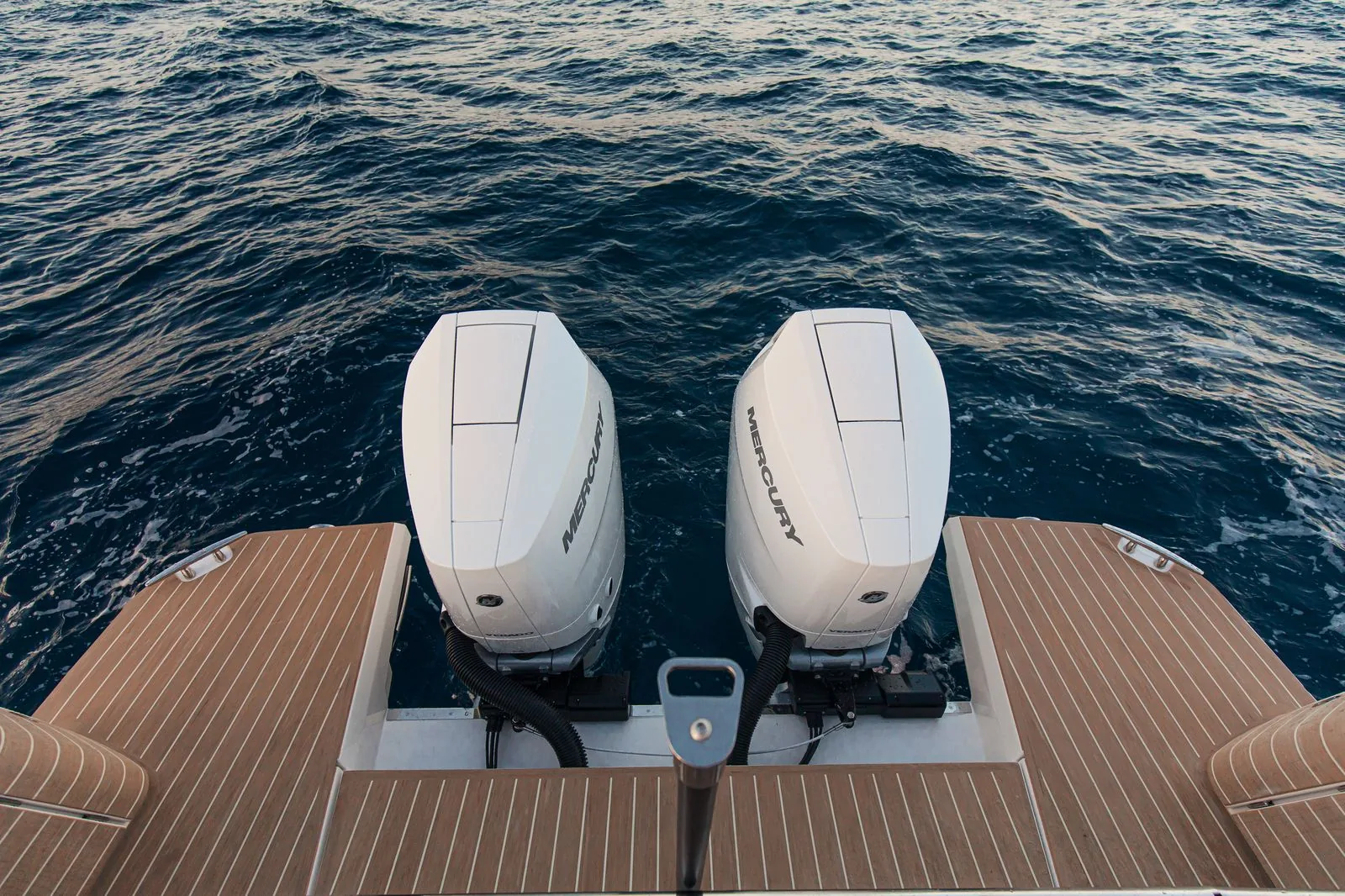 Yacht à moteur Saxdor 400 GTS en navigation au large de Saint-Malo