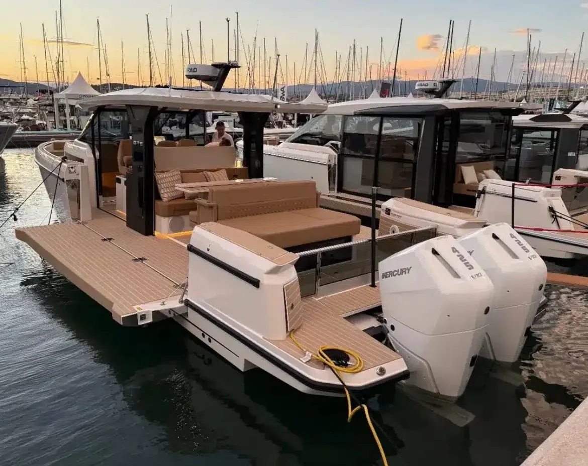 Vue arrière du Saxdor 400 GTS, yacht à moteur de 12 mètres basé à Dinard