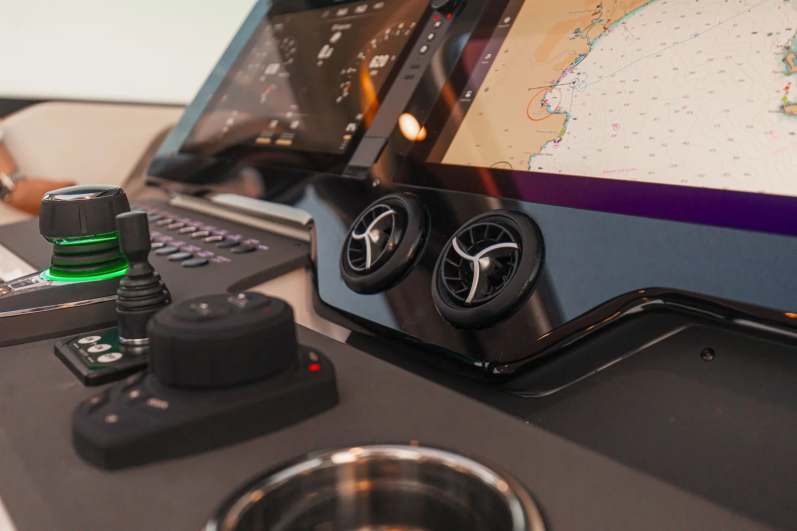 Skipper professionnel au poste de pilotage du Saxdor 400 GTS en Bretagne