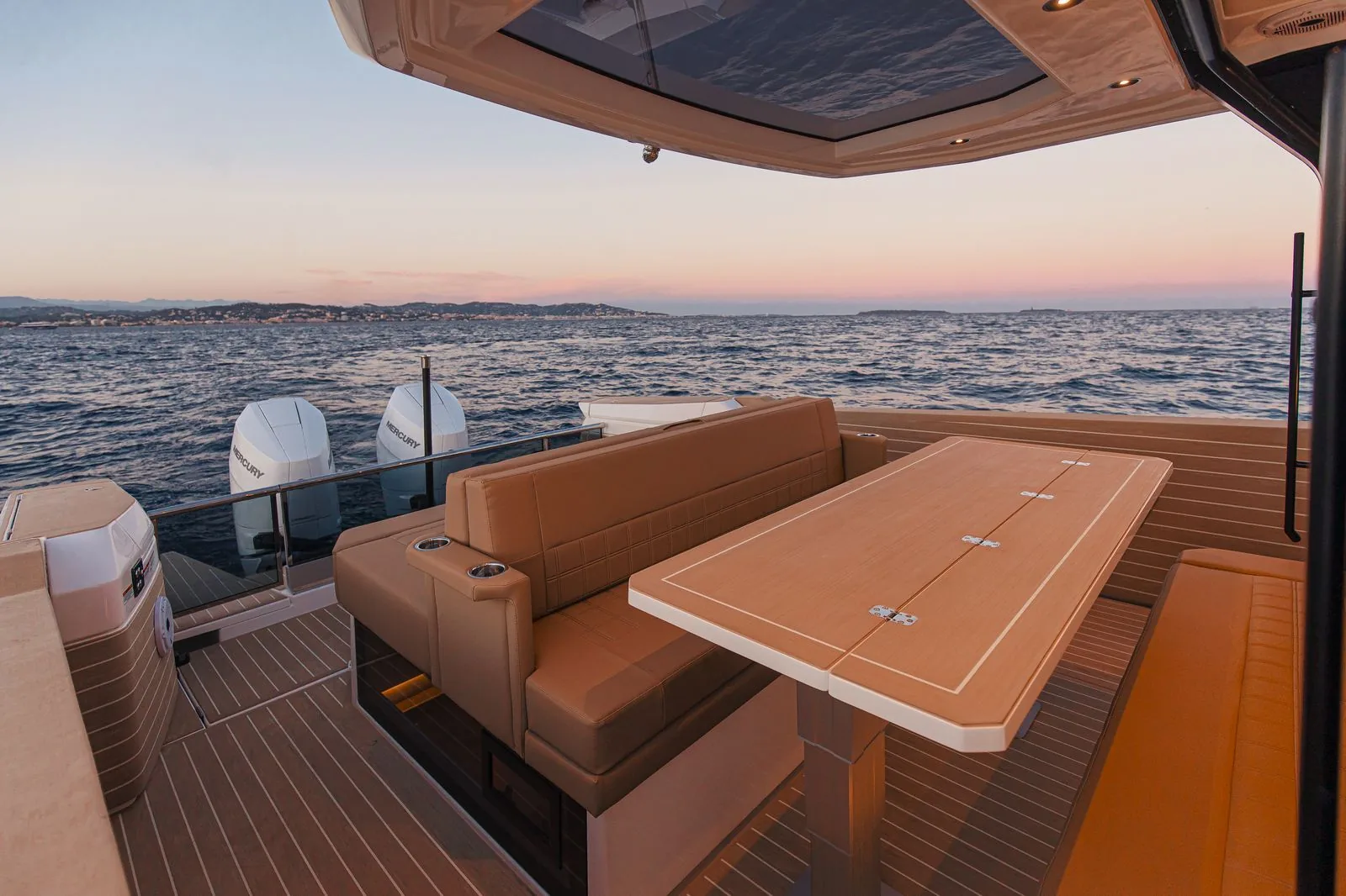 Bateau privatisé pour un événement à bord du Saxdor 400 GTS sur la Côte d'Émeraude
