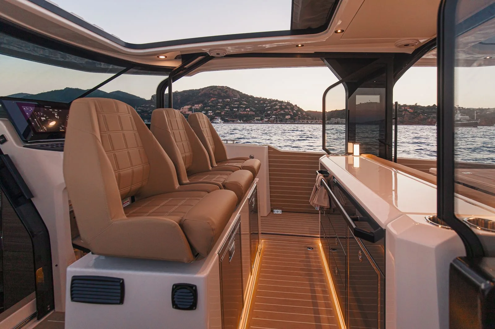 Siège pilote du Saxdor 400 GTS au coucher de soleil, skipper aux commandes